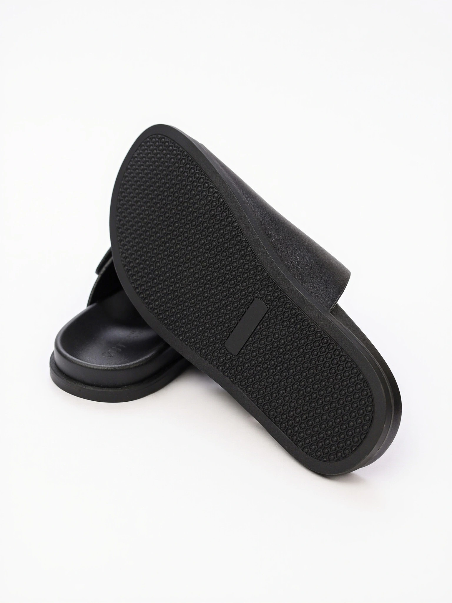 Сланцы черного цвета на низкой подошве